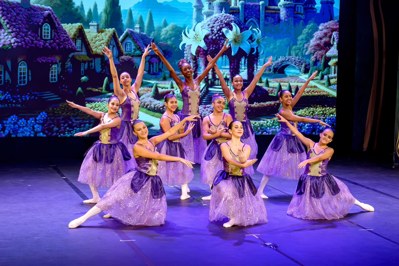 [Imagem de mulheres dançando juntas, demonstrando alegria e comunidade na dança]